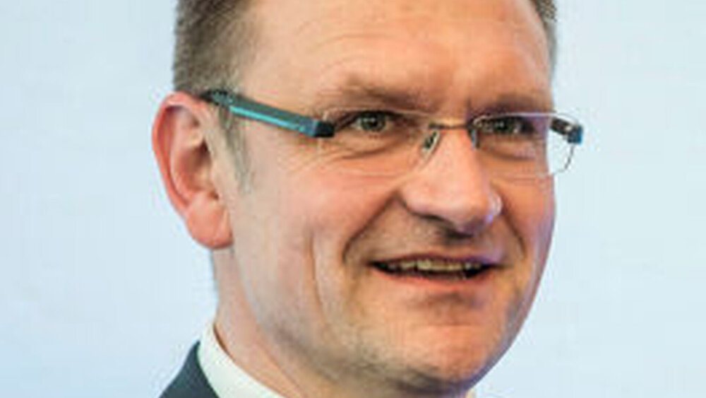 Stießen auf das Jubiläum an: Dr. Klaus Brauner, stellvertretender Vorstandsvorsitzender der KZV Sachsen-Anhalt, Dr. Karl Friedrich Rommel und Dieter Hanisch, Vorstandsvorsitzender der KZV Sachsen-Anhalt (v.l.n.r.) |