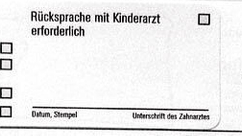 Dieser Sticker wird bei der U5, U6 und U7 in der Pilotregion vom Kinderarzt ins gelbe Heft geklebt. Gehen die Eltern nicht zum Zahnarzt, insistiert der Kinderarzt darauf. Gehen sie aber – wie gewünscht – zur zahnärztlichen Vorsorge, gibt es durch die Kreuze eine Rückkopplung zum Kinderarzt. |