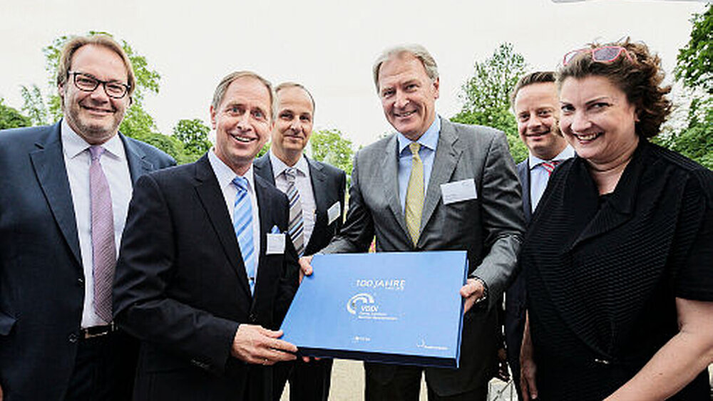 Gerald Böse (Vorsitzender der Geschäftsführung Kölnmesse, 3.v.r.) überreicht mit Katharina C. Hamma (Geschäftsführerin Kölnmesse) und Christoph Werner (Geschäftsbereichsleiter Messemanagement Kölnmesse, 2.v.r.) einen Bildband mit historischen IDS-Fotos an Dr. Martin Rickert, Sebastian Voss (stellv. Vorsitzender des VDDI, 3.v.l.) sowie Dr. Markus Heibach (VDDI-Geschäftsführer, l.). |