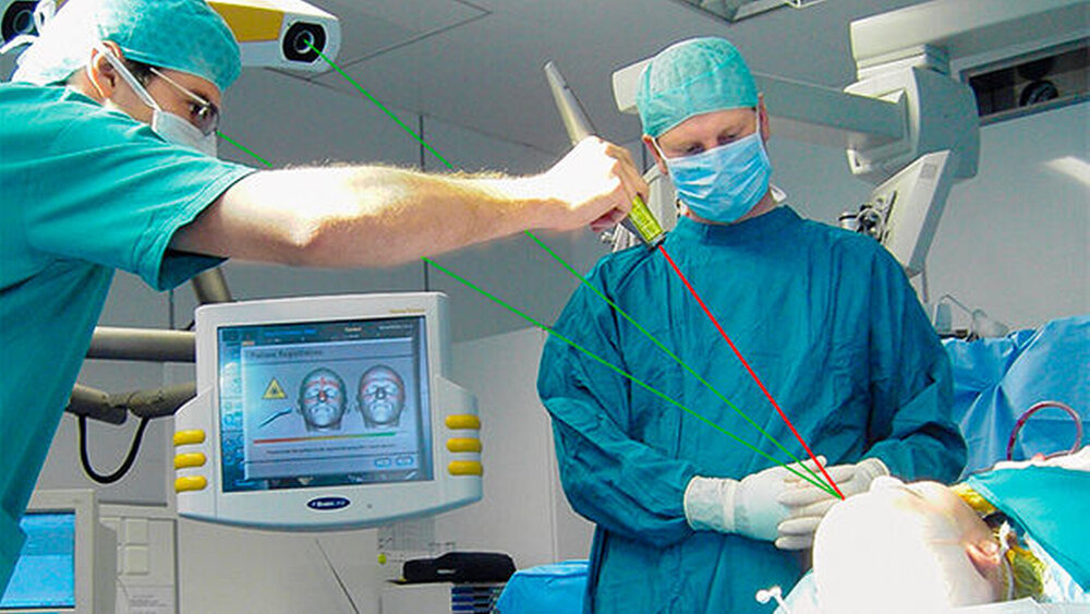 Intraoperative Navigation: Registrierung des Patienten mit 3D Kamera und Zusammenführung der Daten aus Positionsbestimmung (grüne und rote Linie) und Computertomografiedaten. Dies erlaubt den Chirurgen die intraoperative Navigation. |