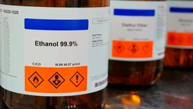 Mehrere Flaschen mit Ethanol tragen Warnhinweise