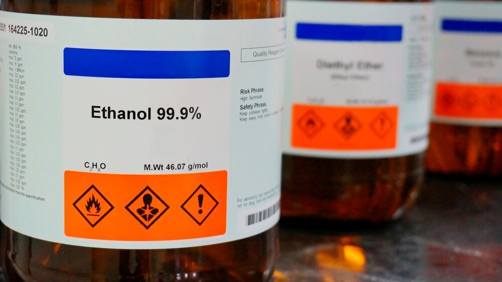 Mehrere Flaschen mit Ethanol tragen Warnhinweise