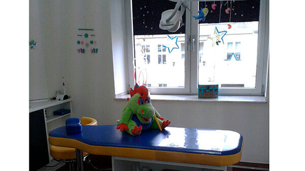 "Die Fenster der Behandlungszimmer haben wir mit Fingerfarben bemalt, auch dort taucht das Sternmotiv\r\nwieder auf."