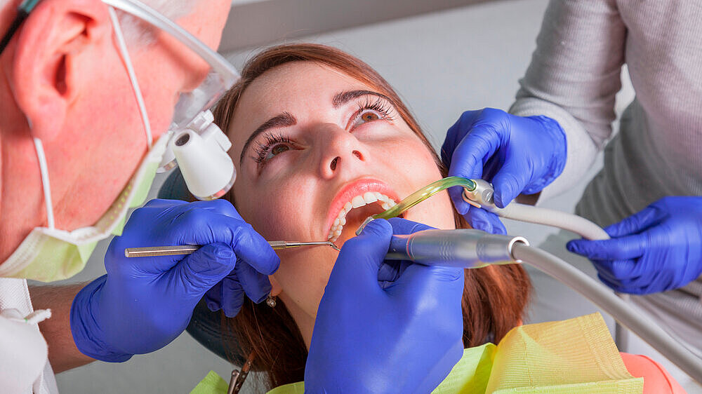 Zahnärztliche Behandung einer jungen Patientin Zahnärztliche Behandung einer jungen Patientin