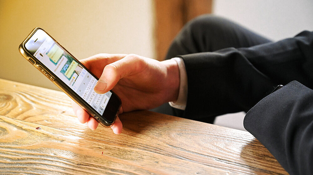 Person nutzt WhatsApp Person nutzt WhatsApp