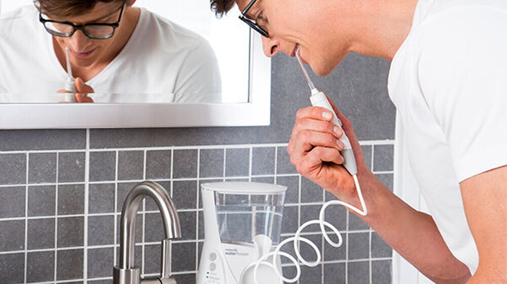 Anwendung der Waterpik Munddusche