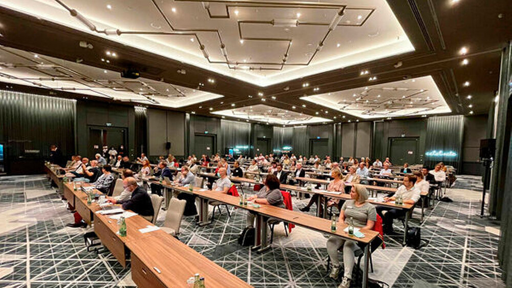 Der Saal war ausbelegt: Gut 100 Teilnehmer kamen zur Jahrestagung – geimpft und getestet.