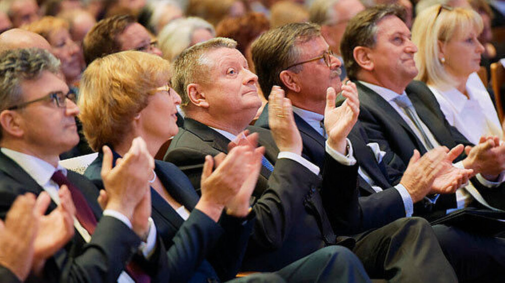 Bundesgesundheitsminister Hermann Gröhe und Ärztepräsident Prof. Dr. Frank Ulrich Montgomery auf der Eröffnung des 120. Deutschen Ärztetags in Freiburg. Bundesgesundheitsminister Hermann Gröhe und Ärztepräsident Prof. Dr. Frank Ulrich Montgomery auf der Eröffnung des 120. Deutschen Ärztetags in Freiburg.