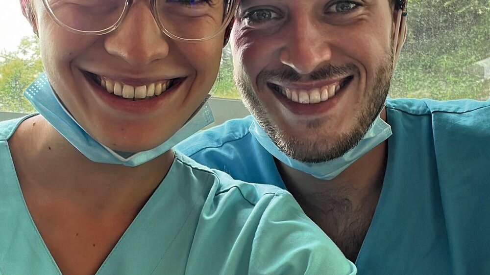 Dhulikhel Hospital in Nepal, Gwendolin und Friedrich beim Einsatz während ihrer Auslandsfamulatur Nahaufnahme. Dhulikhel Hospital in Nepal, Gwendolin und Friedrich beim Einsatz während ihrer Auslandsfamulatur Nahaufnahme.