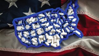 Karte der USA, gefüllt mit Oxycodon und Hydrocodon-Pillen auf der amerikanischen Flagge