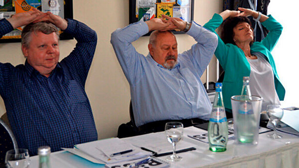 Die Journalisten testeten Hypnosetechniken im Medienseminar am eigenen Leib. Dieser Handfaltversuch ist ein vorbereitender Test, damit der Hypnose-Zahnarzt die Empfänglichkeit für hypnotische Methoden seines Patienten einschätzen kann.