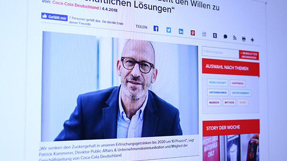 In einem Interview wehrt sich Patrick Kammerer, Mitglied der Geschäftsleitung von Coca-Cola Deutschland, gegen den "Coca-Cola-Report" der Verbraucherschutzorganisation foodwatch. So sei die Einführung einer "diskriminierenden" Zuckersteuer nicht notwend