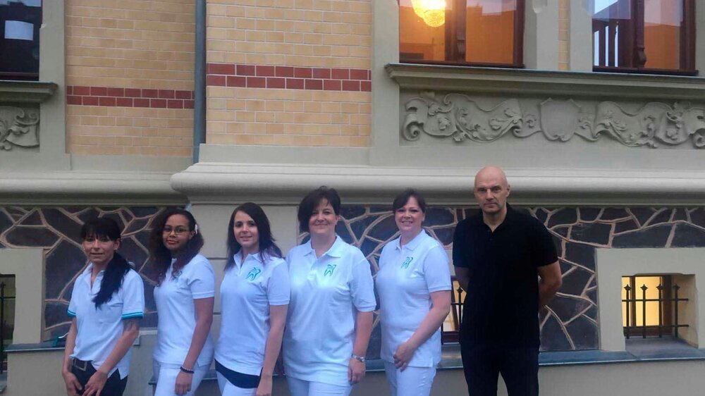 Dr. Schneeweiß mit seinem Team vor dem neuen Domizil: "Wir freuen uns darauf, unsere Patienten in dieser schönen Umgebung behandeln zu dürfen! Es hat mir Freude gemacht, ein Stück deutschen Kulturgutes wiederzubeleben, aus dem Dornröschenschlaf zu er Dr. Schneeweiß mit seinem Team vor dem neuen Domizil: "Wir freuen uns darauf, unsere Patienten in dieser schönen Umgebung behandeln zu dürfen! Es hat mir Freude gemacht, ein Stück deutschen Kulturgutes wiederzubeleben, aus dem Dornröschenschlaf zu erwecken und zu zeigen, was mit Fleiß, Ausdauer, Zielstrebigkeit und Wertschätzung derer, die vor uns waren, geschaffen werden kann.“
