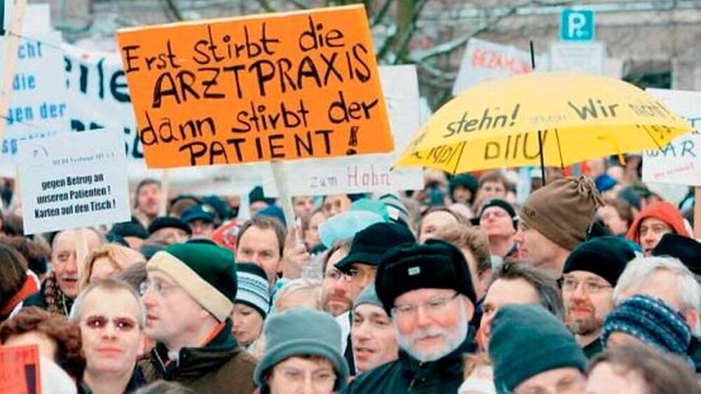 Über 20 000 Heilberufler haben am 18. Januar vor dem Bundesgesundheitsministerium in Berlin gegen die durch falsche Gesundheitspolitik verursachten Missstände im Gesundheitswesen protestiert.