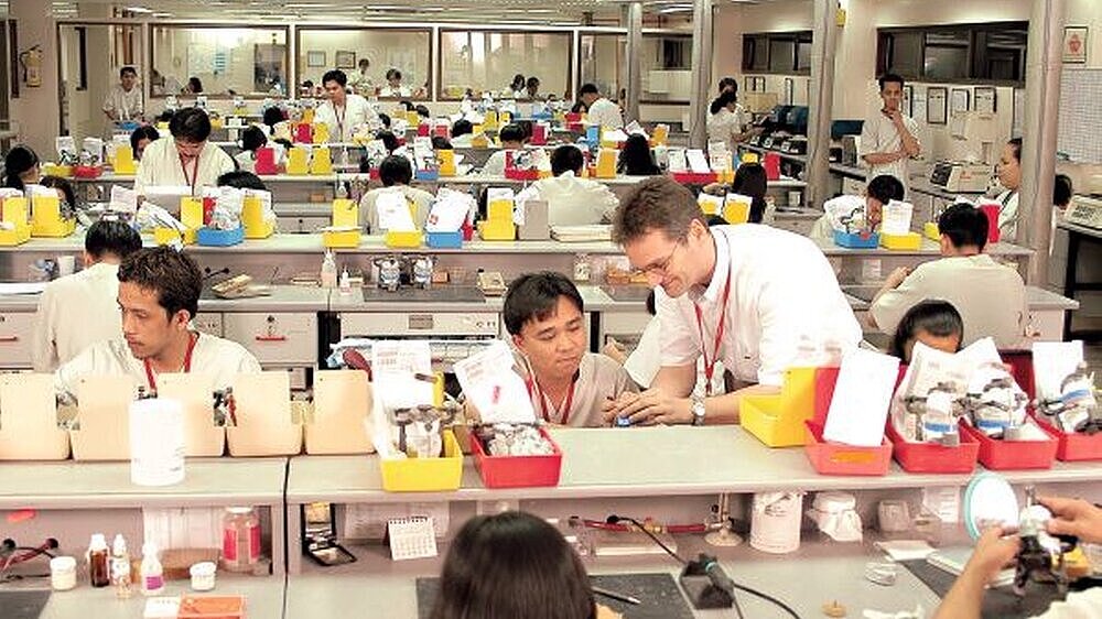 Der Großteil von Zahnersatz aus dem Ausland stammt aus Asien - hier der Blick in ein Labor in Manila. Die neue IDZ-Studie liefert erstmals hierzu verlässliche Zahlen.