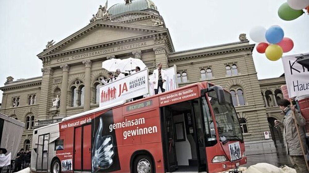 Der rote Bus der schweizerischen Initiative „Ja zur Hausarztmedizin“ vor dem Bundesrat in Bern.