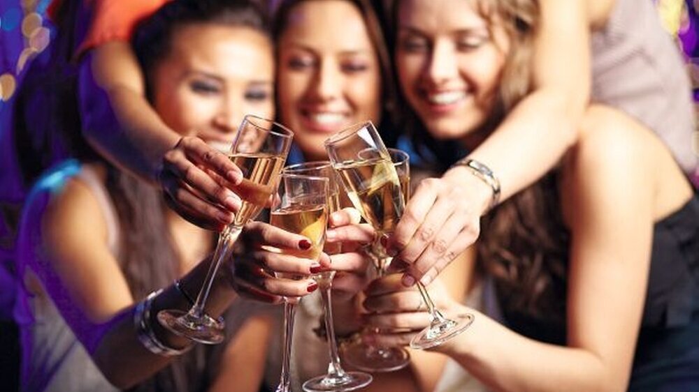 Nach dem Hungern kommen Party und Alkohol – vor allem bei jungen Frauen.