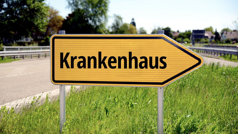 Hinweisschild Krankenhaus ländliche Umgebung Hinweisschild Krankenhaus ländliche Umgebung