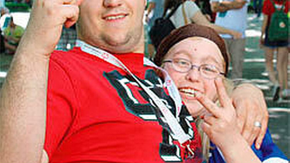 Die Leichtathleten Dennis und Nathalie ließen sich vor den Wettkämpfen vom Special-Smiles-Team untersuchen. Dennis startete am 8. Juni beim 400-Meter-Lauf. Nathalie trat schon 2015 bei den Special Olympics an. Sie mag die fröhliche Stimmung: „Ich finde es toll, mit anderen Sportlern zusammen zu sein. Wir haben bei den Wettkämpfen viel Spaß.“ |