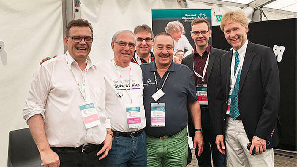 Von links nach rechts: Prof. Dr. Christoph Benz, Dr. Christian Bolstorff, Dr. Lutz Riefenstahl, Vorstandsmitglied und Pressesprecher der ZÄK Niedersachsen, Dr. Christoph Hils, Dr. Sebastian Ziller MPH, Leiter der Abteilung Prävention und Gesundheitsförderung der BZÄK, D.M.D./Univ. of Florida Henner Bunke |