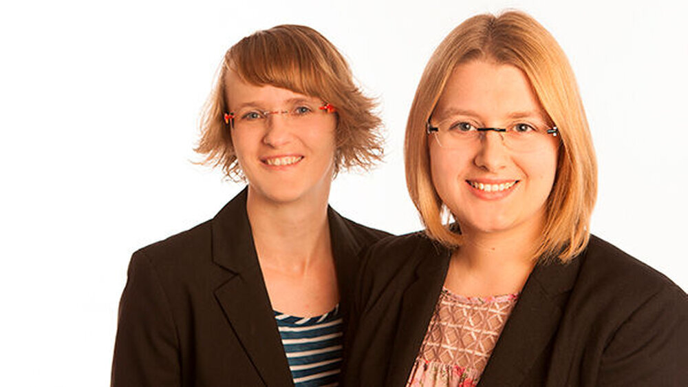 So sehen Sieger aus: Dr. Birte Holtfreter (links) und Christiane Pink, Greifswald, bekamen den Millerpreis für ihre Arbeit zur Parodontitisforschung.