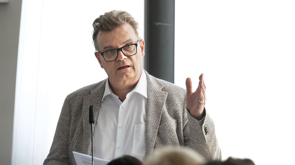 Prof. Dr. Christoph Benz, Europatag BZÄK 2023 BZÄK-Präsident Prof. Dr. Christoph Benz betonte, die Beratungen zum EHDS gingen jetzt auf europäischer Ebene in die entscheidende Phase. Parallel dazu habe das Bundesgesundheitsministerium seine Digitalstrategie für Deutschland angekündigt. Die Diskussion müsse unterscheiden zwischen der Nutzung von Daten zu primären Zwecken (persönlicher Zugang, Kurzakten, Standards) und zu sekundären Zwecken (Forschung und Innovation). Benz forderte, dass der EHDS die Prinzipien der informationellen Selbstbestimmung, des Datenschutzes und der Datensicherheit wahren müsse. Gleiches gelte für das Arztgeheimnis. Auf Praxen dürfe keine Mehrarbeit zukommen. Gesundheitsdaten dürften nur unter klaren Bedingungen und zum Zwecke einer gemeinwohlorientierten Forschung zugelassen werden.