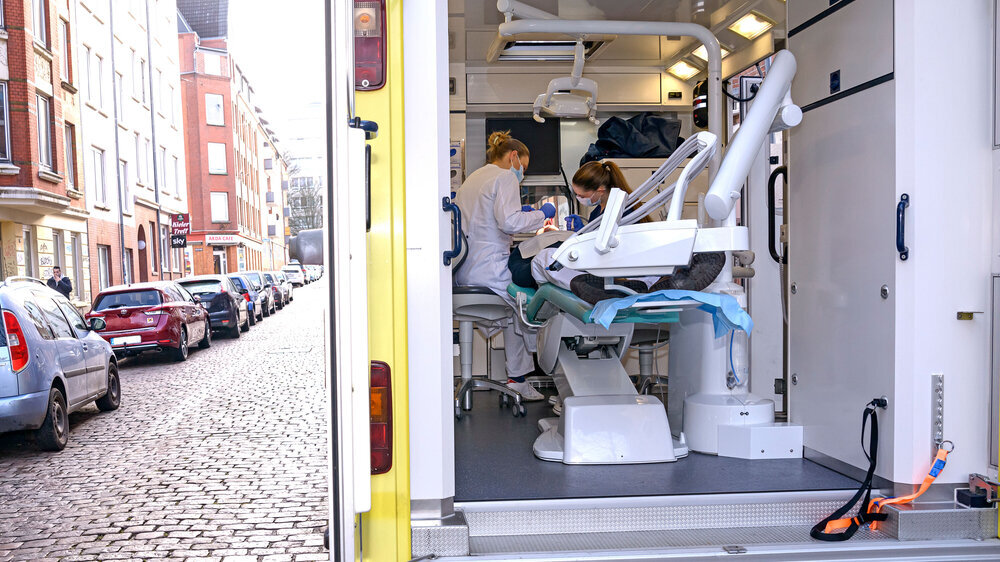 Neues Zahnmobil versorgt hilfsbedürftige Menschen Neues Zahnmobil versorgt hilfsbedürftige Menschen