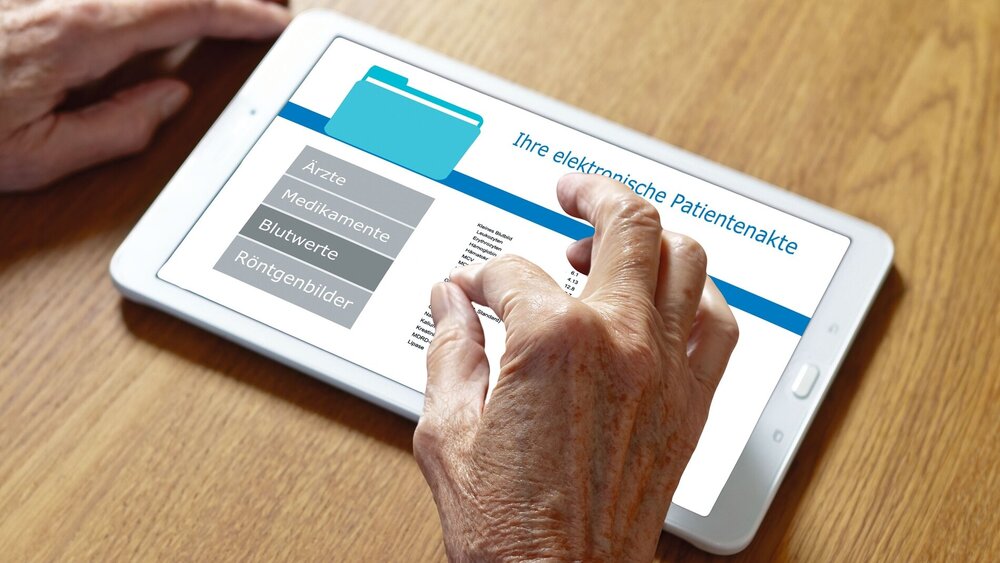 Nutzerin der elektronischen Patientenakte via App auf dem Tablet.