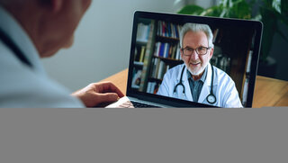 Arzt berät Patient in Videosprechstunde