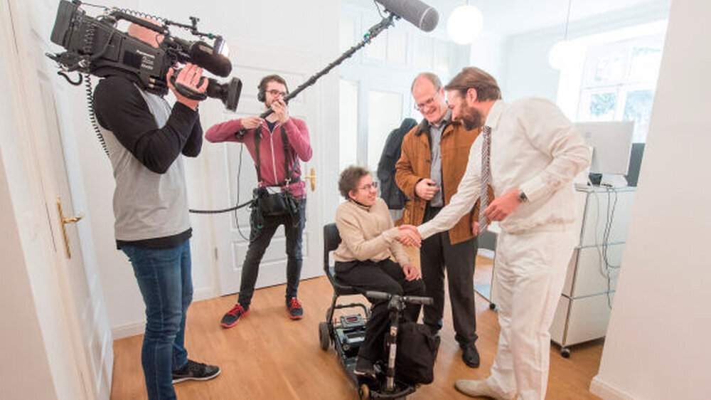 Alberto besucht Zahnarzt Christian Wege in seiner Praxis - hier wird die Beißschiene individuell für ihn angepasst. Dr. Rüdiger Rupp und ein Filmteam begleiten Alberto.