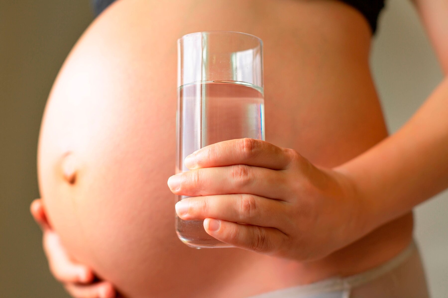 Schwangere mit Wasserglas