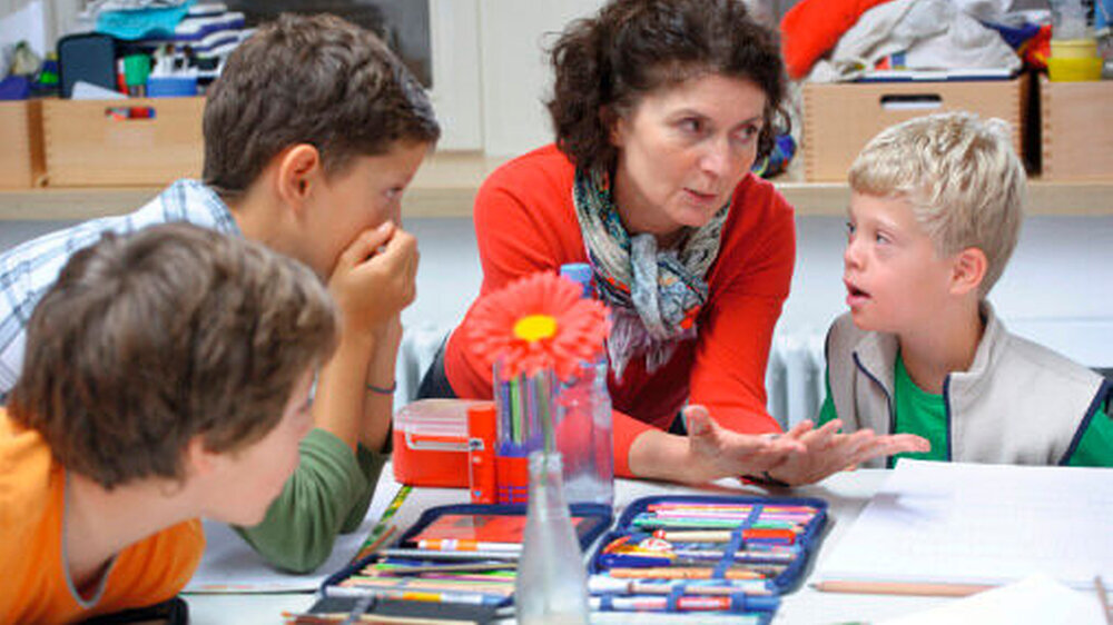 In inklusiven Schulen lernen Kinder mit und ohne Behinderung zusammen. Das schafft ein Gefühl des Miteinanders und führt im besten Fall zu einer offeneren Willkommenskultur.