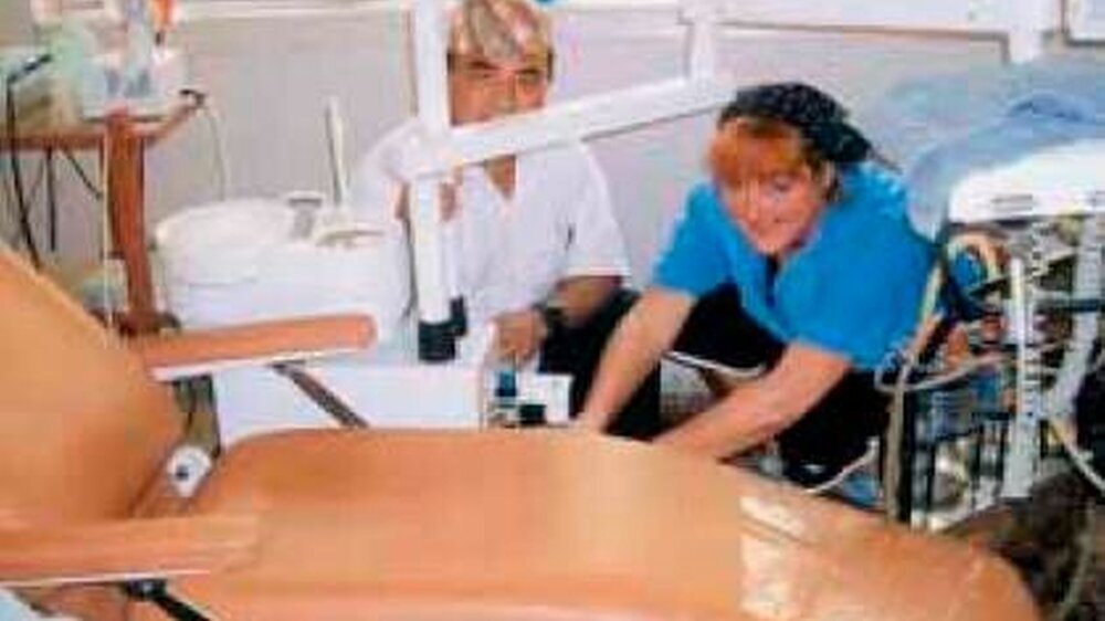Dr. Sybille Keller (rechts) beim Aufbau der neuen Behandlungseinheit, an der gerne deutsche Kollegen für einen Hilfseinsatz Platz nehmen dürfen.