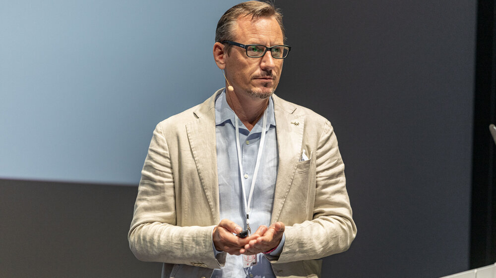 „Die Bearbeitung mit Pulver-Strahlern zeigt auch an den Unterseiten der Implantatgewinde bessere Ergebnisse als Hand- und Ultraschallinstrumente.“  Privatdozent Dr. Philipp Sahrmann diskutierte an Hand von PERIOFLOW den Stand von Praxis und Wissenschaft in der Mukositis- und Periimplantitis-Therapie.