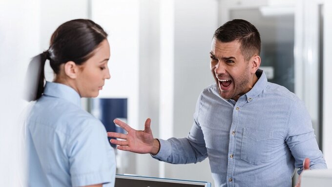 Aggressiver Mann beschwert sich lautstark bei ZFA am Tresen. Aggressiver Mann beschwert sich lautstark bei ZFA am Tresen.