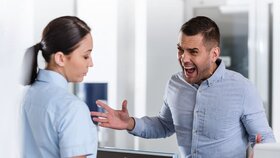 Aggressiver Mann beschwert sich lautstark bei ZFA am Tresen.