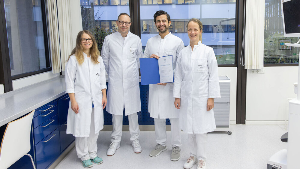 PD Dr. Angelika Rauch, Dr. Johann Wulff, Prof. Dr. Sebastian Hahnel und Dr. Cordula Merle (v.re.) freuen sich über die Auszeichnung mit dem Alex-Motsch-Preis.