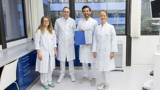 PD Dr. Angelika Rauch, Dr. Johann Wulff, Prof. Dr. Sebastian Hahnel und Dr. Cordula Merle (v.re.) freuen sich über die Auszeichnung mit dem Alex-Motsch-Preis.