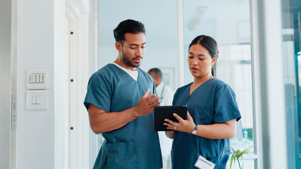 Medical advice, help and doctors with a tablet for healthcare, research and medicine planning. Communication, collaboration and men working in cardiology talking about surgery results on technology Ärztinnen und Ärzte