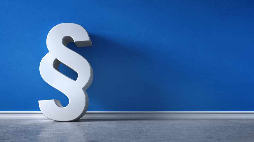 Paragraph Symbol vor blauer Wand