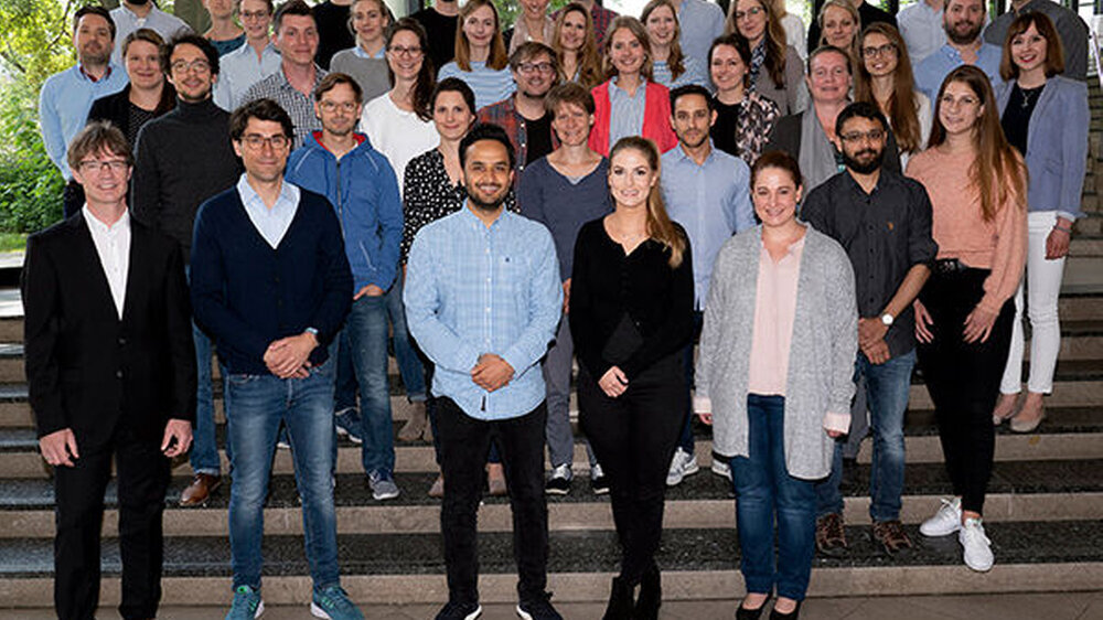 Insgesamt 43 Teilnehmer machten vom 14. bis zum 18. Mai beim 1. Ulmer "Science Camp" mit. Im Bild: Initiator der Veranstaltung Prof. Dr. Ralph Luthardt (1. Reihe, links), Referent der Nachwuchsakademie Prof. Dr. Henrik Dommisch (1. Reihe, 2.v.l.) sowie Mi