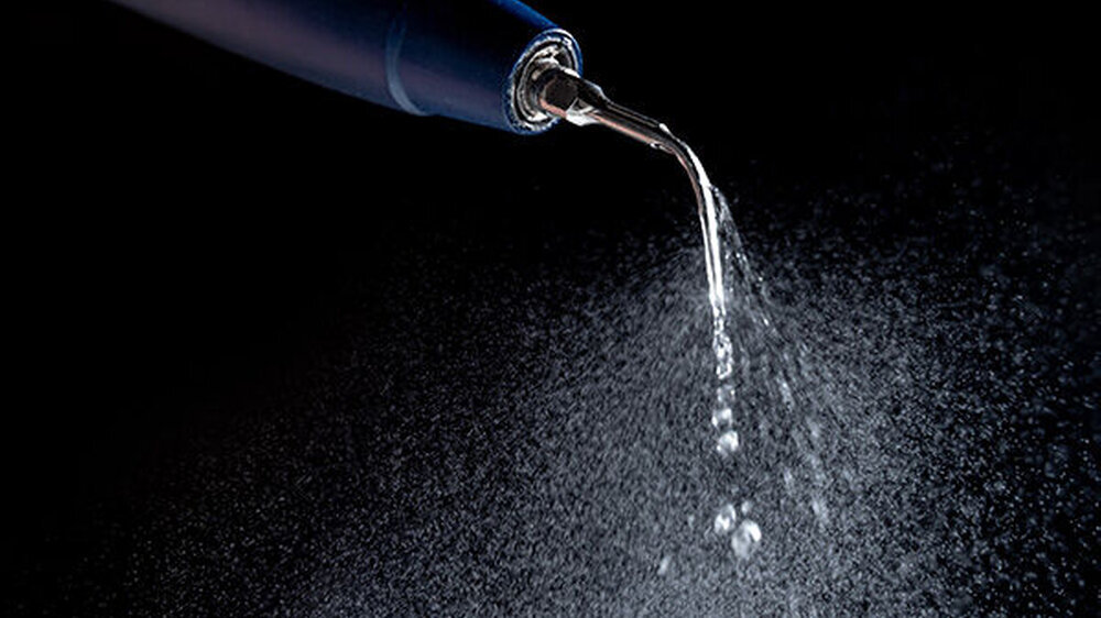 Aerosoliertes Wasser, das als Spülflüssigkeit bei zahnärztlichen Behandlungen verwendet wird, stellt eine erhebliche Gefahr für die Verbreitung von Viren dar.