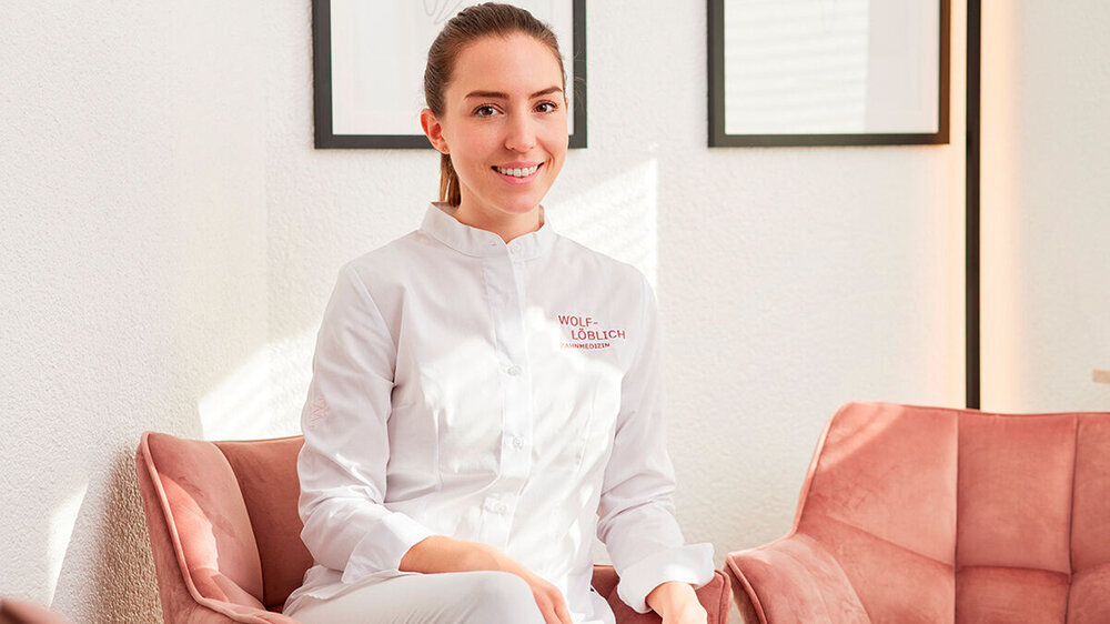 Praxisgründerin Lara Wolf-Löblich in Ihrem Wartezimmer
