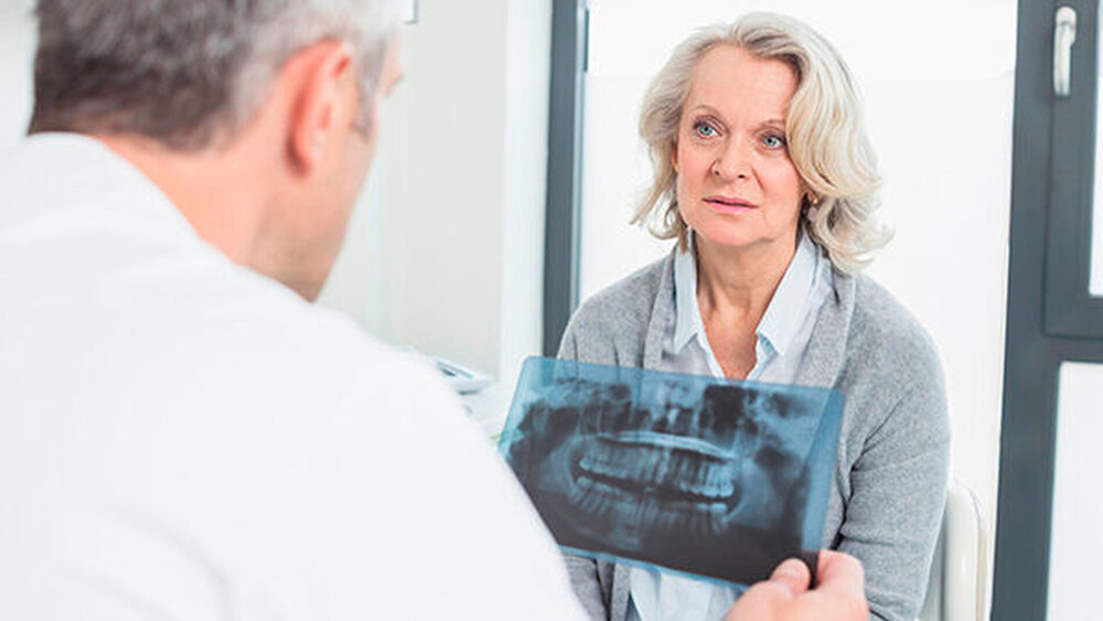 Ohne bestandene Sprachprüfung geht es nicht: Die Kommunikation mit dem Patienten gelingt nur dann, wenn der Zahnarzt – verständlich – über die erhobenen Befunde und festgestellten Erkrankungen sowie über den geplanten Behandlungsverlauf informieren kann. Ansonsten bleibt die Patientin ratlos zurück. |