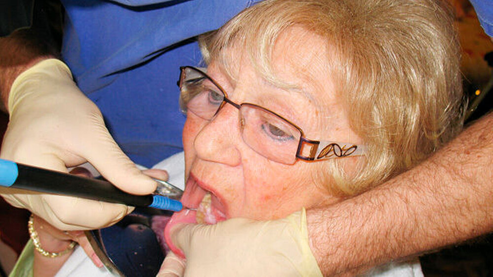 Diese Patientin erhält ihre Prophylaxesitzung in ihrem eigenen Wohnzimmer. Den Gang in die Zahnarztpraxis bewältigt sie allein nicht mehr. |