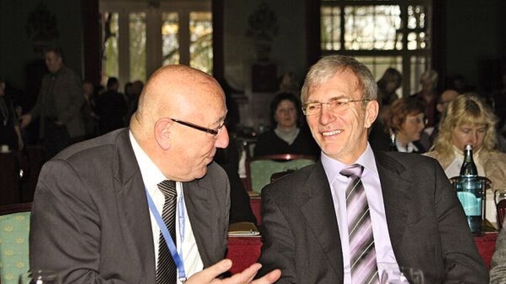 Kammerpräsident Dr. Frank Dreihaupt (l.) im Gespräch mit dem Minister für Gesundheit und Soziales des Landes Sachsen-Anhalt, Norbert Bischoff (SPD)