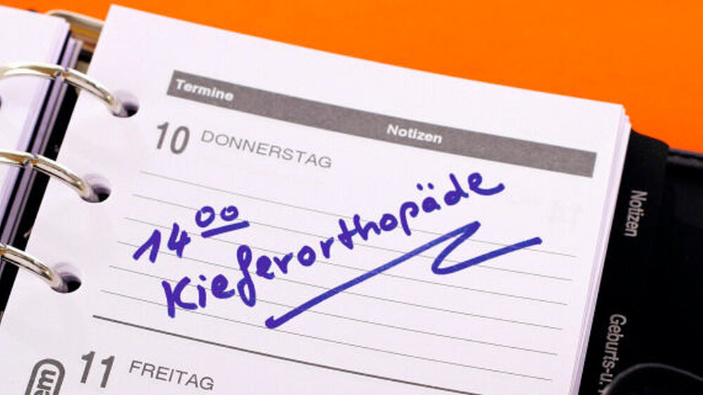 Im Beihilferecht ist der Erstattungsrahmen etwas weiter gefasst; dies führt dazu, dass auch Behandlungen zu bewilligen sind, die nicht als GKV-Leistung gelistet sind.