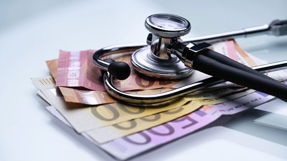 Gesundheitsversorgung: Geld und medizinisches Stethoskop