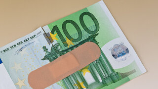 Euro Geldscheine mit Heftpflaster