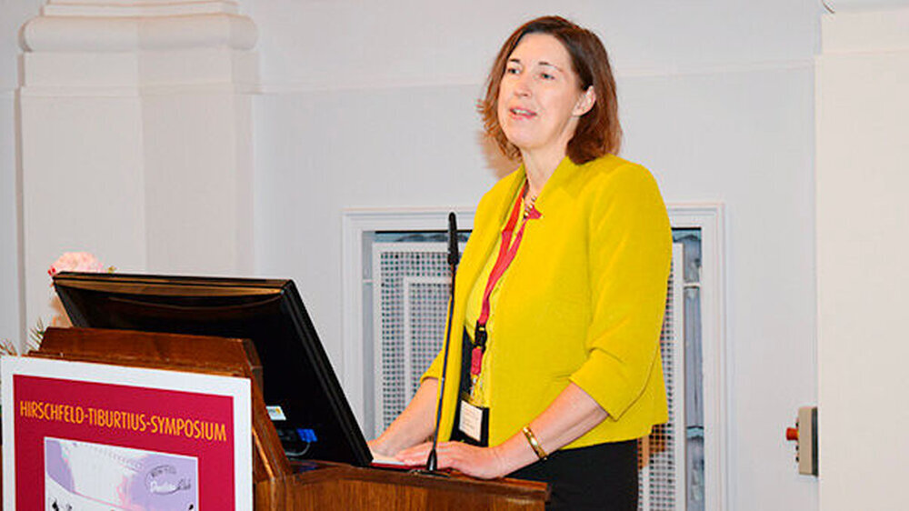 Dentista-Präsidentin Dr. Susanne Fath begrüßt die 60 Teilnehmerinnen im historischen Saal der Kaiserin-Friedrich-Stiftung in Berlin. Der Dentista-Verein versteht sich als unabhängiges Forum für Zahnärztinnen und Zahntechnikerinnen.